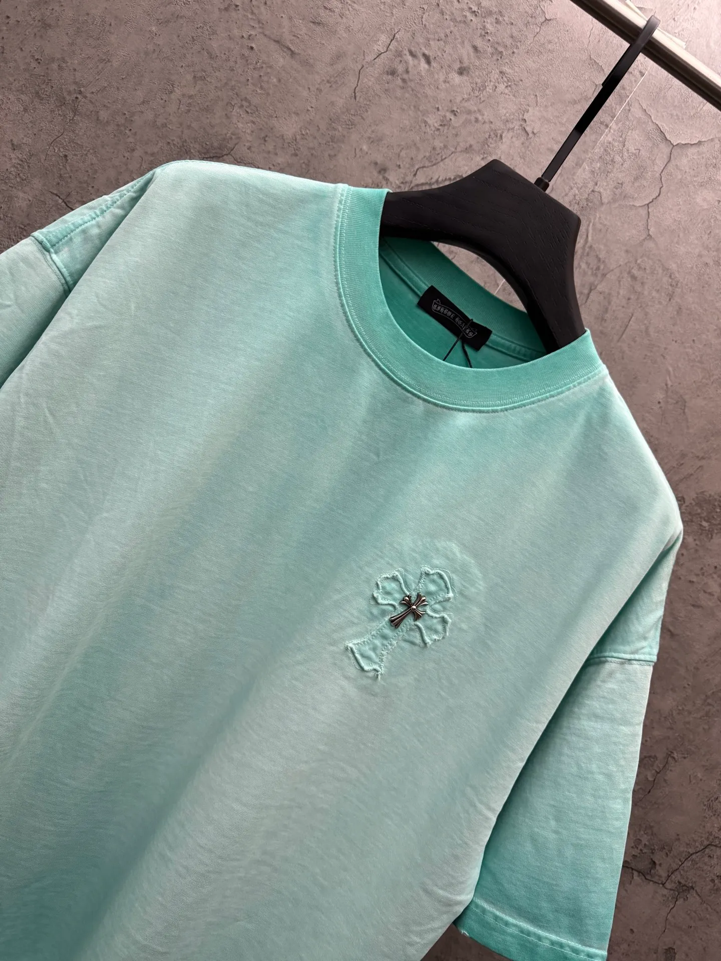P200 top version, real shot without P, ​​different from market currency) 𝗖𝗵𝗿𝗼𝗺𝗲 𝗛𝗲𝗮𝗿𝘁𝘀/Croxin 2026 spring new original single counter American laser burnt patch embroidered couple short sleeves 👑The highest version! Customized fabric 330g, washed and fried. Best-selling model at the counter. Very comfortable to wear. Accessories: Original molded and authenticated collar label➕100% silk wash label. Genuine purchase-grade original hangtag➕matching hanging rope➕3D hanging beads➕original packaging bag. Craftsmanship: The original version has consistent wiring! The highest version of the armhole matching technique! Color: Khaki Black Rose Red Light Blue Purple Size: S M L XL Style Number: 26-2002
